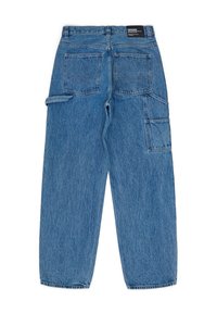 Pantalones de denim azul claro con un corte holgado, que cuentan con dos bolsillos traseros, un bolsillo lateral tipo cargo y detalles de costura visibles.