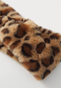 Fascia in pelliccia sintetica con stampa leopardata in tonalità di marrone e beige, caratterizzata da una texture morbida e un piccolo etichetta in pelle con la scritta "BARTS".