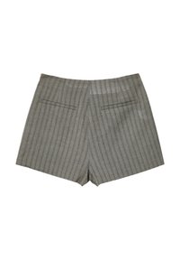 Shorts rayés gris avec une coupe ajustée. Présente deux poches arrière et une texture lisse. La taille est simple, sans embellissements.