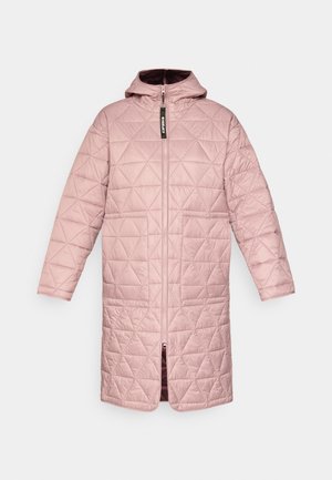 Padded coat in light pink with a hood, featuring a quilted diamond pattern, front zipper, and two patch pockets. Smooth texture.