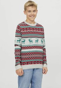 Rood, groen en wit gebreid sweater met een patroon van rendiermotieven, geometrische ontwerpen en een geribbelde ronde hals en mouwen.