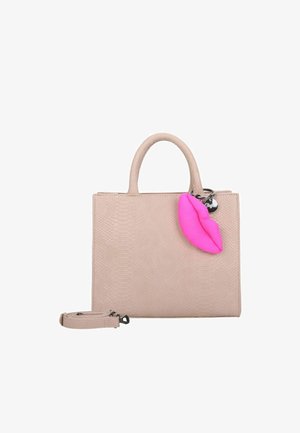 Borsa in finta pelle di serpente beige con due manici, una tracolla rimovibile e un accento labbra rosa brillante con un ciondolo. Texture liscia, forma rettangolare.