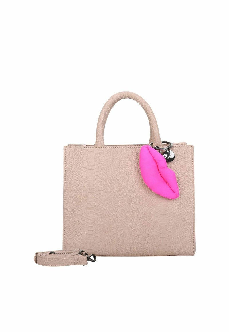 Borsa in finta pelle di serpente beige con due manici, una tracolla rimovibile e un accento labbra rosa brillante con un ciondolo. Texture liscia, forma rettangolare.