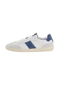 Sneaker bianca con accenti in suede blu, punta in suede grigio testurizzato e design con lacci. Suola in gomma con un discreto motivo di battistrada.