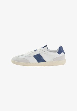 Baskets blanches avec des accents en daim bleu, embout en daim gris texturé et design à lacets. Semelle en caoutchouc avec un motif de traction subtil.