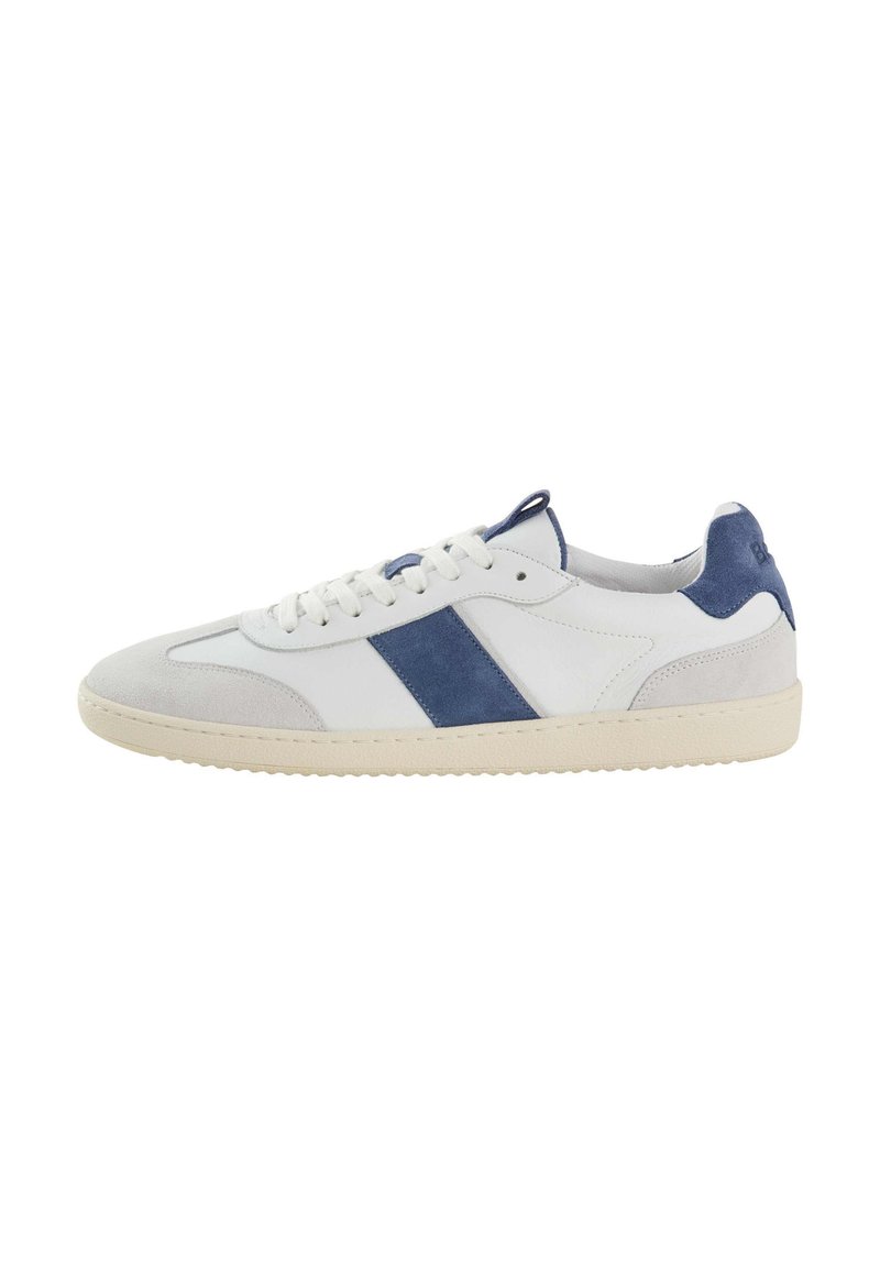 Sneaker bianca con accenti in suede blu, punta in suede grigio testurizzato e design con lacci. Suola in gomma con un discreto motivo di battistrada.