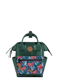 Grüner, glänzender Material-Rucksack mit einer floral gemusterten Fronttasche, oberen Griffen und einem runden Markenpatch. Verfügt über Reißverschlüsse und Seitentaschen.