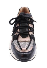 Sneaker heeft een zwarte leren neuskap, een beige mesh en textielen bovenwerk, zwarte veters en een stevige witte zool.