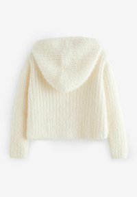Maglione corto color crema con cappuccio, caratterizzato da un design a costine testurizzate e un materiale morbido e peloso. La vista dal retro mostra le maniche che si allungano.