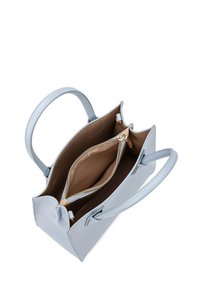 Borsa a tracolla di pelle azzurro chiaro con doppio manico superiore, una tasca interna con zip e una texture liscia. Fodera in tessuto marrone all'interno.