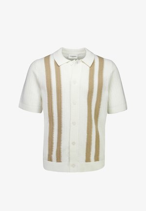 Weißer Strick-Cardigan mit kurzen Ärmeln, beigen vertikalen Streifen, Knopfleiste vorne und spitzem Kragen.