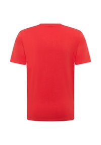 Czerwona koszulka z krótkim rękawem, wykonana z miękkiej bawełny, z okrągłym dekoltem i gładką fakturą, bez widocznych wzorów ani akcentów.