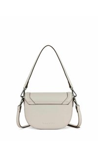 Borsa a tracolla in pelle beige con forma curva, patta superiore e tracolla regolabile. Presenta accessori in argento e logo impresso sul davanti.