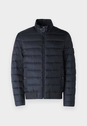 Casaco puffer azul-marinho com colarinho alto, design acolchoado horizontal, fecho frontal em zíper e bolsos laterais. Apresenta punhos e barra canelados.