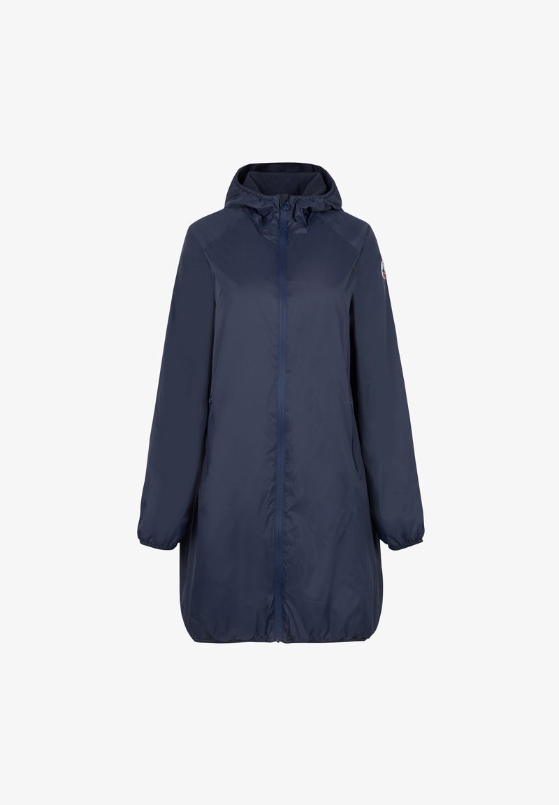 Abrigo largo impermeable azul marino con capucha, cremallera frontal y mangas amplias. Textura suave; cuenta con bolsillos laterales y un logo en la manga.