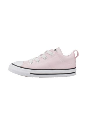 Zapatilla de lona rosa con puntera y suela de goma blanca. Presenta cordones blancos, detalles en negro en la suela y una pequeña lengüeta en el talón.