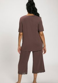 Ulla Popken KORTE MOUWEN - Pyjama - aarde