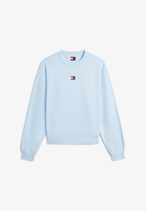 Sweat-shirt bleu clair à manches longues avec col rond, poignets et bas côtelés, avec un petit logo Tommy Jeans sur la poitrine et une étiquette au niveau du col.