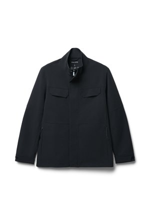 Giacca nera realizzata in tessuto liscio, con colletto alto, due tasche sul petto, tasche laterali con zip e design minimalista senza abbellimenti visibili.