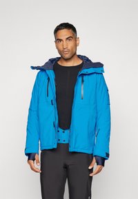 Blaue isolierte Jacke mit einer marineblauen Kapuze, mit Reißverschlusstaschen und verstellbaren Bündchen. Die innere Schicht ist schwarz und für kaltes Wetter konzipiert.