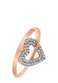 Bague en or rose avec un design en forme de cœur, incrustée de petites pierres claires le long des bords et une bande lisse.