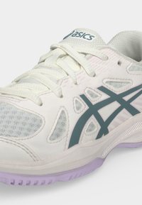 Λευκό και γκρι αθλητικό παπούτσι Asics με ανοιχτό μωβ σόλα και λεπτομέρειες από δίχτυ, παρουσιάζοντας πλάγια και εμπρόσθια γωνιακή θέα.