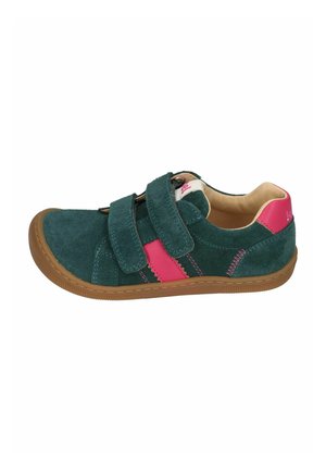 Kindgerecht großer dunkelgrüner Wildleder-Sneaker mit zwei Klettverschlüssen, rosa Akzenten und brauner Gummisohle, seitliche Ansicht.