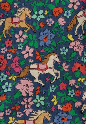 Muster mit tänzelnden Pferden in pinkfarbenen Sätteln, umgeben von bunten Blumen und grünen Blättern auf dunkelblauem Hintergrund.