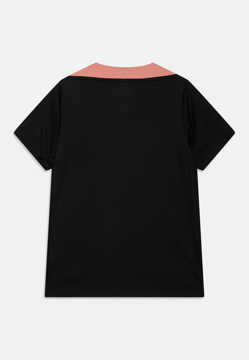 Zwart t-shirt met korte mouwen en een roze schouderstuk. Gemaakt van textuurstof, met een losse pasvorm en een eenvoudig, minimalistisch ontwerp.