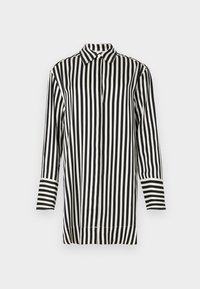 Camisa de rayas en blanco y negro, de mangas largas, con cuello abotonado, rayas verticales de diferentes anchos, tejido suave, con aberturas en los laterales del dobladillo.