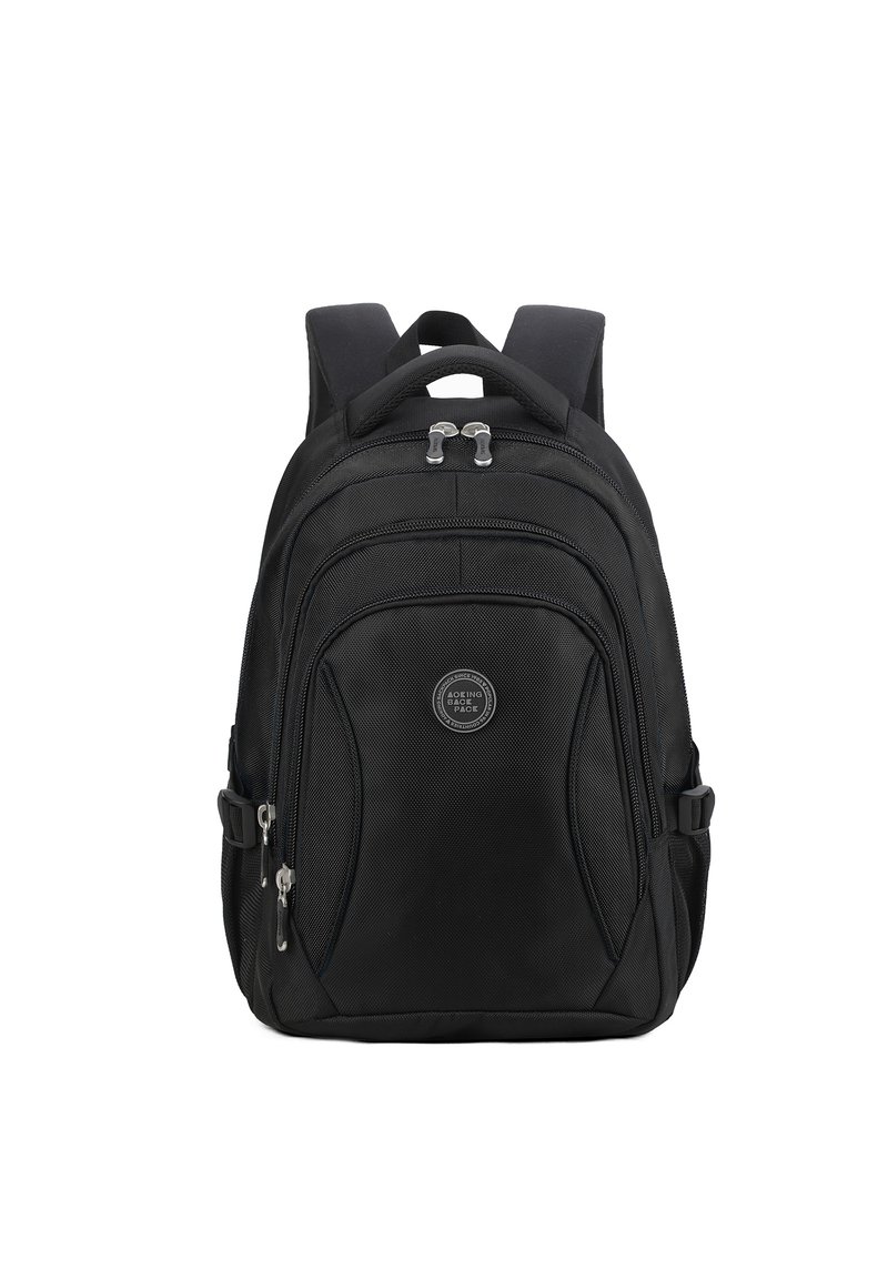Zaino nero in tessuto resistente. Presenta una parte superiore arrotondata, spallacci imbottiti, tasca frontale con zip e etichetta con logo. Design slim con tasche laterali.