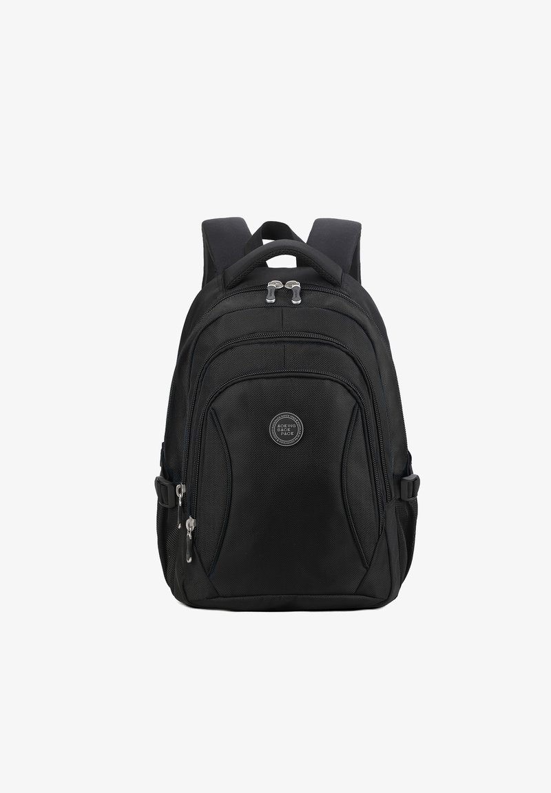 Zaino nero in tessuto resistente. Presenta una parte superiore arrotondata, spallacci imbottiti, tasca frontale con zip e etichetta con logo. Design slim con tasche laterali.