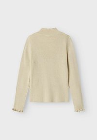 Beige bordázott pulóver állógallérral, hosszú ujjakkal és fodros mandzsettával. Texturált kötött anyag, enyhén laza szabással és egyenes vonalakkal.