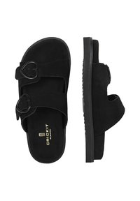 Czarne zamszowe klapki z dwoma klamrami w kształcie serca, teksturowaną podeszwą i płaskim obcasem. Złote logo nadrukowane na wkładce.