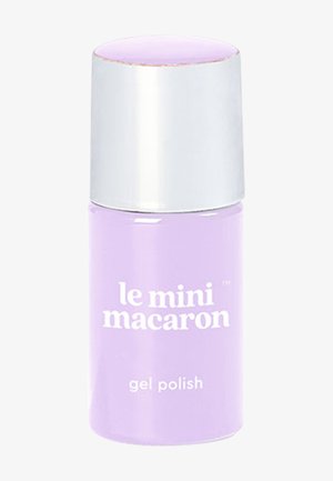 Lavendel gel nagellak in een cilindervormige fles met een metalen zilveren dop. Merking in witte tekst, gladde textuur en glanzende afwerking.