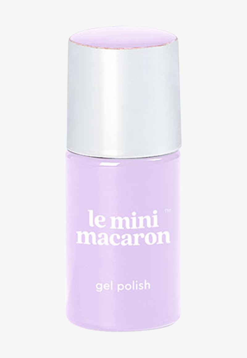 Smalto gel lavanda in una bottiglia cilindrica con un tappo metallico argentato. Marchio in testo bianco, texture liscia e finitura lucida.