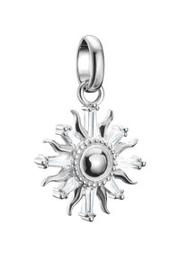 Silberner, sonnenförmiger Anhänger mit einem zentralen, abgerundeten Design, umgeben von spitzen Strahlen, die klare Kristallakzente und eine polierte Oberfläche aufweisen.