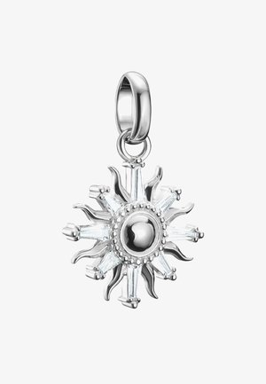 Ciondolo d'argento a forma di sole con un design centrale arrotondato, circondato da raggi appuntiti, con accenti di cristallo trasparente e una finitura lucida.