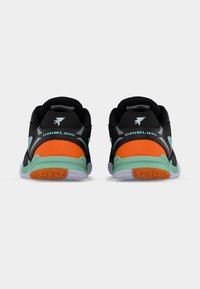 Μαύρα αθλητικά παπούτσια με πορτοκαλί και μέντα λεπτομέρειες, με υφή στην επάνω επιφάνεια και ελαστική σόλα με σχέδιο. Σχεδιασμένα για απόδοση και αντοχή.
