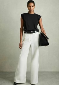 Reiss REGULAR FIT - JADE SLEEVE - Pamata T-krekls - black