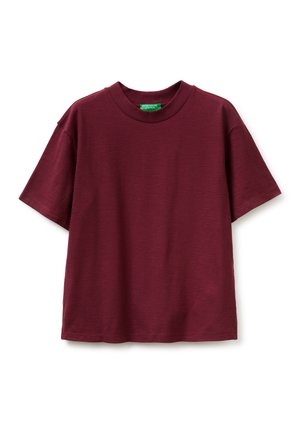 Camiseta de manga corta color granate con cuello redondo y ajuste holgado, presentada sobre un fondo blanco.