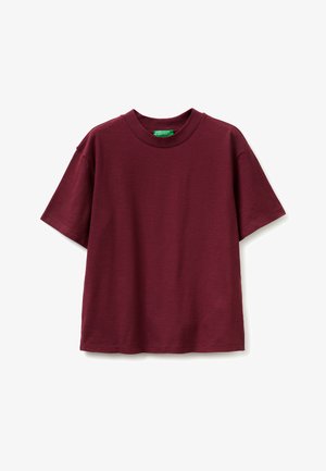 Bordeauxrode T-shirt met korte mouwen en ronde hals, losse pasvorm, weergegeven tegen een witte achtergrond.