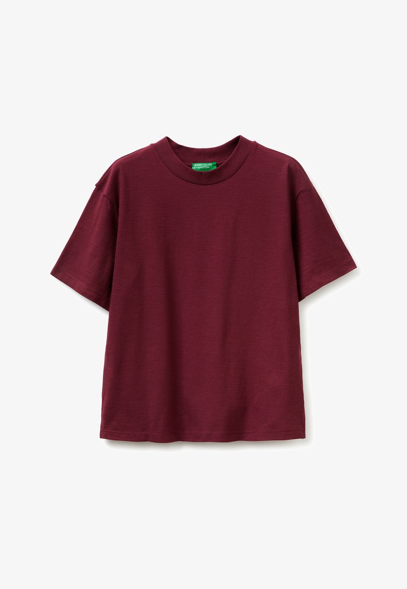 Camiseta de manga corta color granate con cuello redondo y ajuste holgado, presentada sobre un fondo blanco.