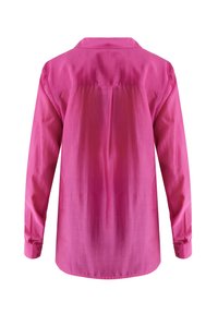 Camisa de manga larga con cuello en un brillante color rosa. Tela suave con una textura ligeramente brillante. Presenta un pliegue central y puños con botones.