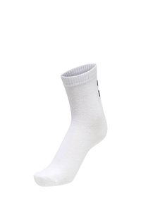 Biała bawełniana skarpetka do kostek z prążkowanym mankietem, gładką teksturą i pięcioma czarnymi pionowymi paskami po zewnętrznej stronie.