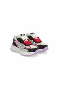 Baskets sportives avec un dessus en mesh crème, des accents noirs, des lacets rouges et des détails métalliques. Semelle blanche épaisse et texturée avec un fond violet.