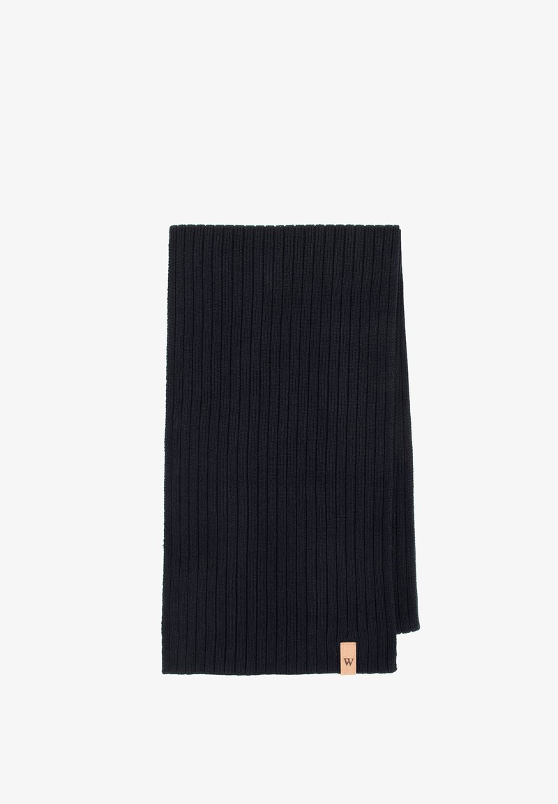 Donkerblauwe ribgebreide sjaal met een rechthoekige vorm. Heeft een leren label met een gegraveerde "W" aan één uiteinde. Zachte textuur.