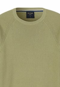 Grüner Strickpullover mit gerippter Textur, rundem Ausschnitt und Raglanärmeln. Etikett trägt die Aufschrift "OLYMP CASUAL", Größe M angezeigt.
