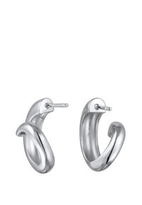 Silberne Creolen mit einem gedrehten Design, glatter metallischer Textur und Steckverschluss. Sie haben eine polierte Oberfläche.