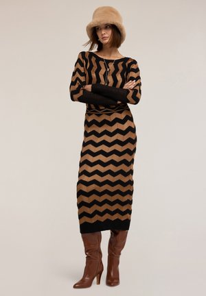 LUNGO CON  CHEVRON - Gebreide jurk - marrone